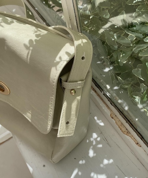 mood for a day（ムードフォーアデイ）の「mana bag / マットレザーショルダーバック（ショルダーバッグ・レディース・ブラック/クリーム・FREE）」の14枚目の写真