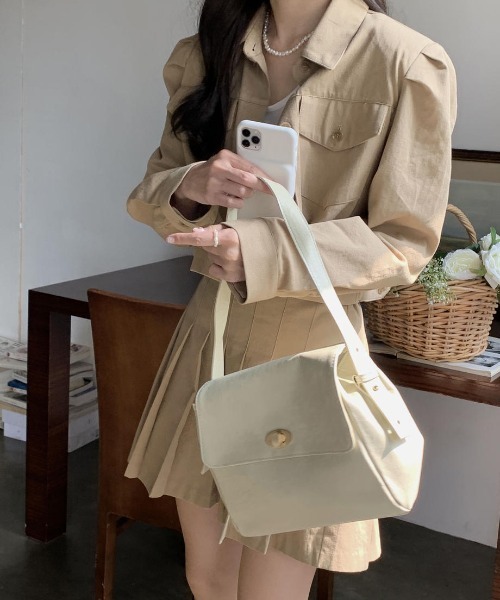 mood for a day（ムードフォーアデイ）の「mana bag / マットレザーショルダーバック（ショルダーバッグ・レディース・ブラック/クリーム・FREE）」の11枚目の写真