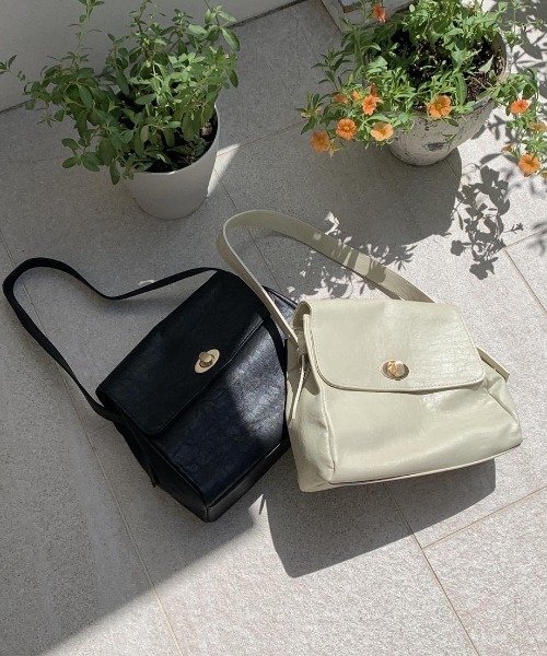 mood for a day（ムードフォーアデイ）の「mana bag / マットレザーショルダーバック（ショルダーバッグ・レディース・ブラック/クリーム・FREE）」の5枚目の写真