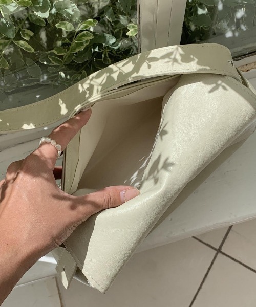 mood for a day（ムードフォーアデイ）の「mana bag / マットレザーショルダーバック（ショルダーバッグ・レディース・ブラック/クリーム・FREE）」の13枚目の写真