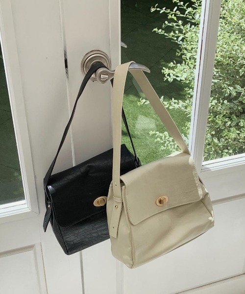 mood for a day（ムードフォーアデイ）の「mana bag / マットレザーショルダーバック（ショルダーバッグ・レディース・ブラック/クリーム・FREE）」の4枚目の写真