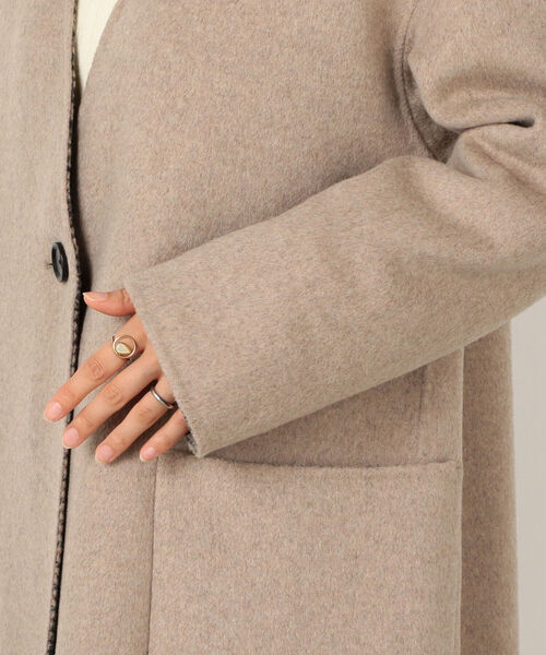 fredy emue（フレディエミュ）の「ライトノーカラーＶネックコート（ノーカラーコート・レディース・ベージュ/ネイビー/マスタード・38）」の15枚目の写真