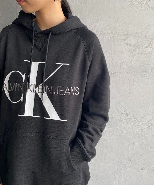 Calvin Klein Jeans（カルヴァンクラインジーンズ）の「[Calvin Klein Jeans/カルバンクラインジーンズ] A-REG モノグラムスウェットパーカー（パーカー・レディース・ブラック/ホワイト・L/M/XL）」の2枚目の写真