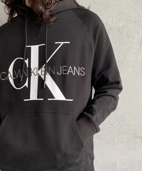 Calvin Klein Jeans（カルヴァンクラインジーンズ）の「[Calvin Klein Jeans/カルバンクラインジーンズ] A-REG モノグラムスウェットパーカー（パーカー・レディース・ブラック/ホワイト・L/M/XL）」の17枚目の写真