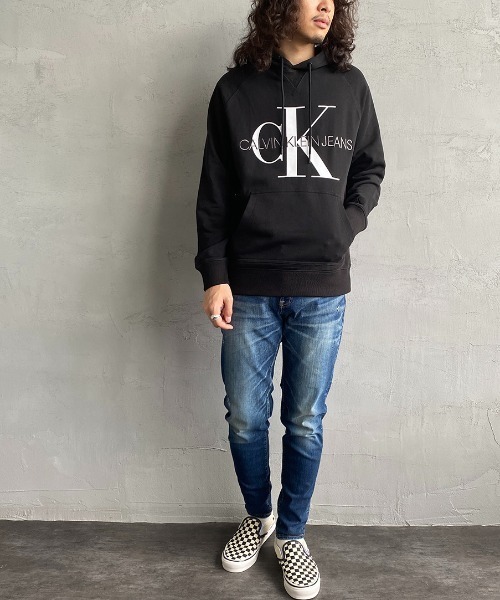 Calvin Klein Jeans（カルヴァンクラインジーンズ）の「[Calvin Klein Jeans/カルバンクラインジーンズ] A-REG モノグラムスウェットパーカー（パーカー・レディース・ブラック/ホワイト・L/M/XL）」の4枚目の写真
