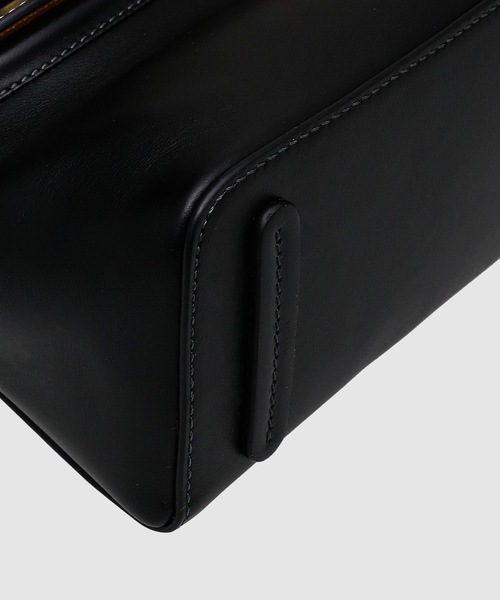 JW Anderson(ジェイダブリューアンダーソン)の「SMALL CHAIN LID BAG(ショルダーバッグ・レディース・ブラック・ONESIZE)」の2枚目の写真