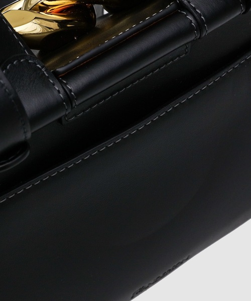 JW Anderson(ジェイダブリューアンダーソン)の「SMALL CHAIN LID BAG(ショルダーバッグ・レディース・ブラック・ONESIZE)」の5枚目の写真