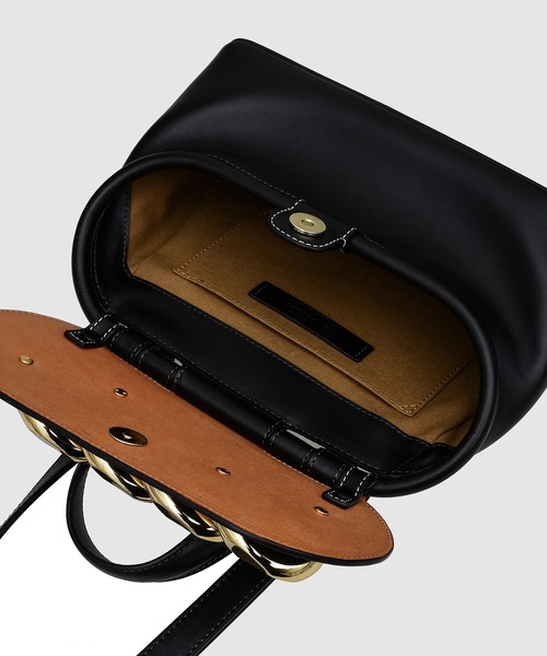 JW Anderson(ジェイダブリューアンダーソン)の「SMALL CHAIN LID BAG(ショルダーバッグ・レディース・ブラック・ONESIZE)」の4枚目の写真