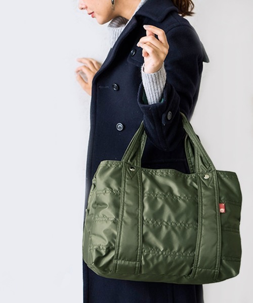 Doux Belle(ドゥーベル)の「大容量トートナイロンハンドバッグ(ボストンバッグ・レディース・ブラック/グレー/カーキ/ブルー・SMALL/MEDIUM/LARGE)」の8枚目の写真