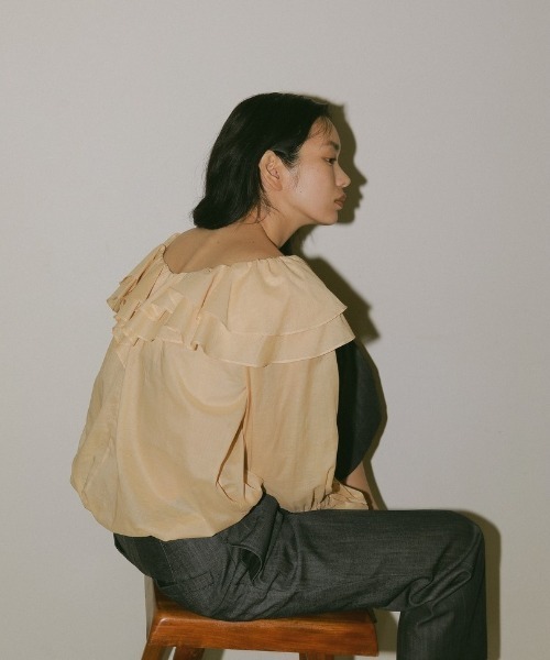 CASA FLINE（カーサフライン）の「ラッフルカラーボリュームブラウス（シャツ/ブラウス・レディース・ホワイト/ベージュ/オレンジ・FREE）」の6枚目の写真