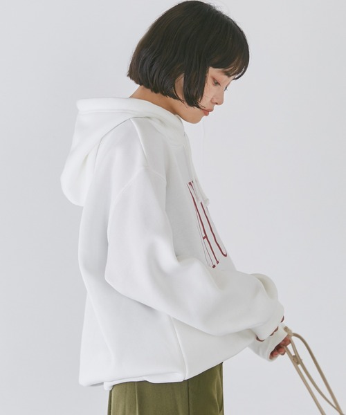LAVEANGE(ラビアンジェ)の「オーバーシルエットフーディー(パーカー・レディース・チャコールグレー/ネイビー/オフホワイト・LL/3L/4L/5L/M)」の6枚目の写真