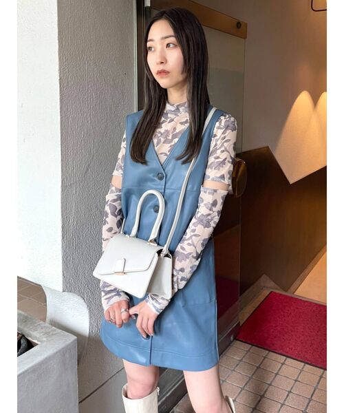 EMODA（エモダ）の「2WAYボクシーフェイクレザーワンピース（ワンピース・レディース・ブラック/ブルー/アイボリー・FREE）」の3枚目の写真