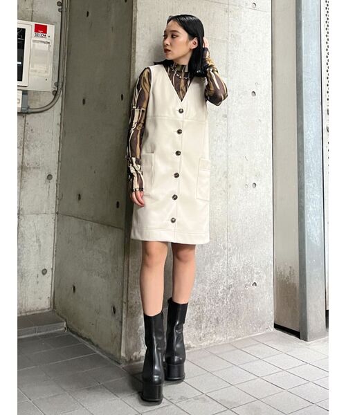 EMODA（エモダ）の「2WAYボクシーフェイクレザーワンピース（ワンピース・レディース・ブラック/ブルー/アイボリー・FREE）」の8枚目の写真