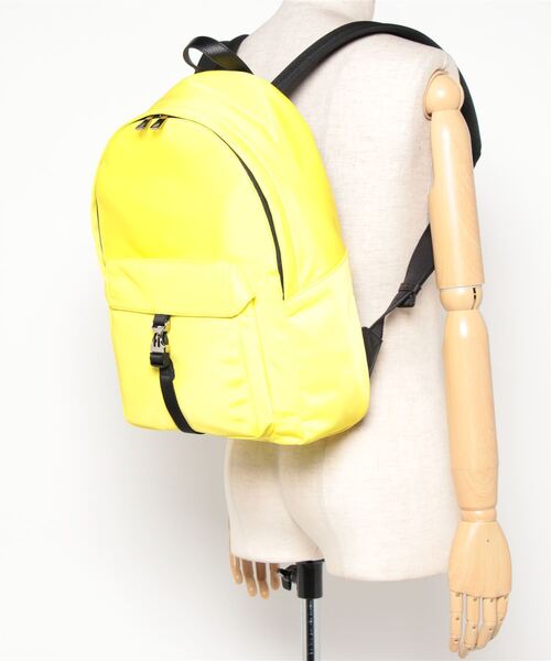 FURLA（フルラ）の「MAN COSMO M BACKPACK（バックパック/リュック・メンズ・レモンイエロー・ONE SIZE）」の2枚目の写真