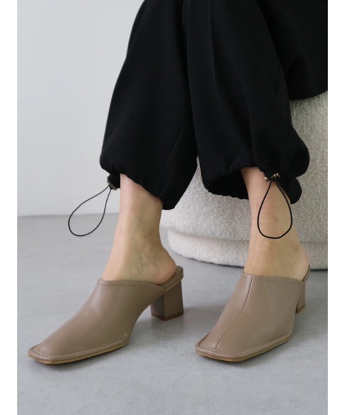 TRUNC(トランクエイティーエイト)の「Stitch Square Toe Mules(サンダル・レディース・ブラック/ベージュ・LARGE/MEDIUM/SMALL)」の11枚目の写真