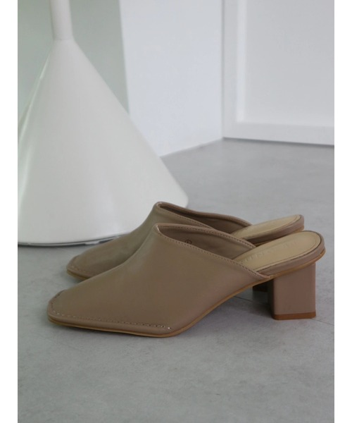 TRUNC(トランクエイティーエイト)の「Stitch Square Toe Mules(サンダル・レディース・ブラック/ベージュ・LARGE/MEDIUM/SMALL)」の14枚目の写真
