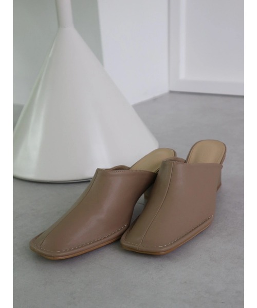 TRUNC(トランクエイティーエイト)の「Stitch Square Toe Mules(サンダル・レディース・ブラック/ベージュ・LARGE/MEDIUM/SMALL)」の13枚目の写真