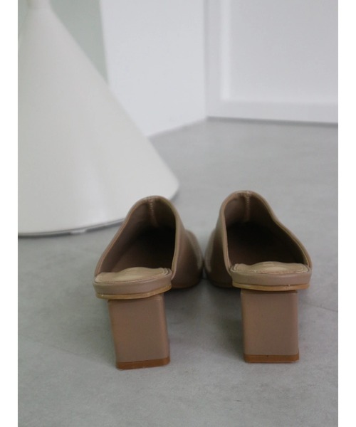 TRUNC(トランクエイティーエイト)の「Stitch Square Toe Mules(サンダル・レディース・ブラック/ベージュ・LARGE/MEDIUM/SMALL)」の15枚目の写真