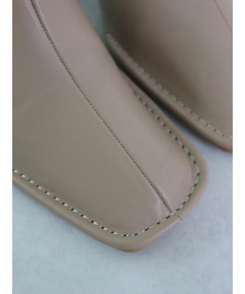 TRUNC(トランクエイティーエイト)の「Stitch Square Toe Mules(サンダル・レディース・ブラック/ベージュ・LARGE/MEDIUM/SMALL)」の16枚目の写真