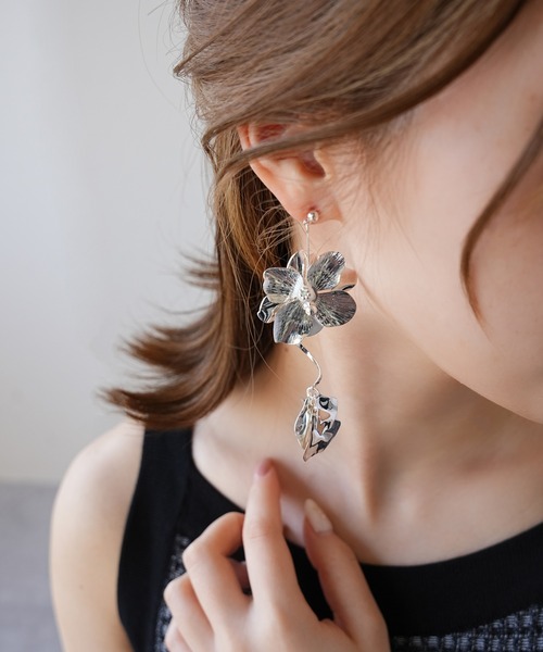 IAMUSE(アイアミューズ)の「4デザインから選べるボリュームデザインピアス S0957【IAMUSE】(ピアス(両耳用)・レディース・シルバー系その他3/ゴールド系その他4/シルバー系その他4/ゴールド系その他3/ゴールド系その他/シルバー系その他/シルバー系その他2/ゴールド系その他2・FREE)」の4枚目の写真