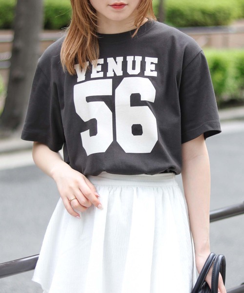 HER CLOSET（ハークローゼット）の「【shemoshelly】WEB限定VENUE56ロゴTシャツ（Tシャツ/カットソー・レディース・ネイビー/チャコールグレー/ホワイト・S/M/L）」の3枚目の写真
