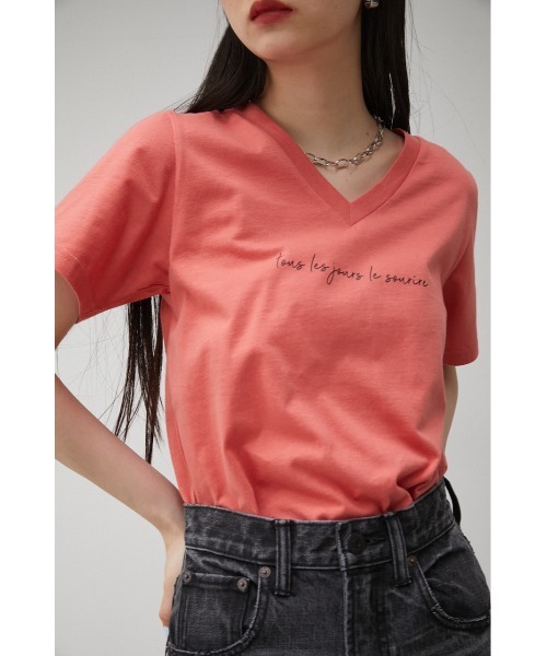 AZUL by moussy(アズールバイマウジー)の「FRONT MESSAGE LOGO PRINT Tシャツ/フロントメッセージロゴプリントTシャツ(Tシャツ/カットソー・レディース・オレンジ/ダークグリーン/ブラック/ホワイト・MEDIUM/SMALL)」の4枚目の写真
