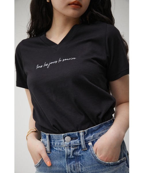 AZUL by moussy(アズールバイマウジー)の「FRONT MESSAGE LOGO PRINT Tシャツ/フロントメッセージロゴプリントTシャツ(Tシャツ/カットソー・レディース・オレンジ/ダークグリーン/ブラック/ホワイト・MEDIUM/SMALL)」の3枚目の写真