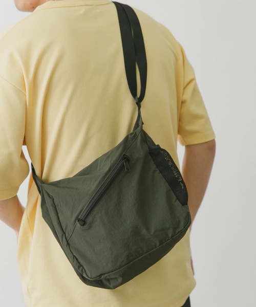 URBAN RESEARCH DOORS（アーバンリサーチドアーズ）の「Micro Ripstop Shoulder（ショルダーバッグ・メンズ・ベージュ/ライトカーキ/ブラック・-）」の3枚目の写真