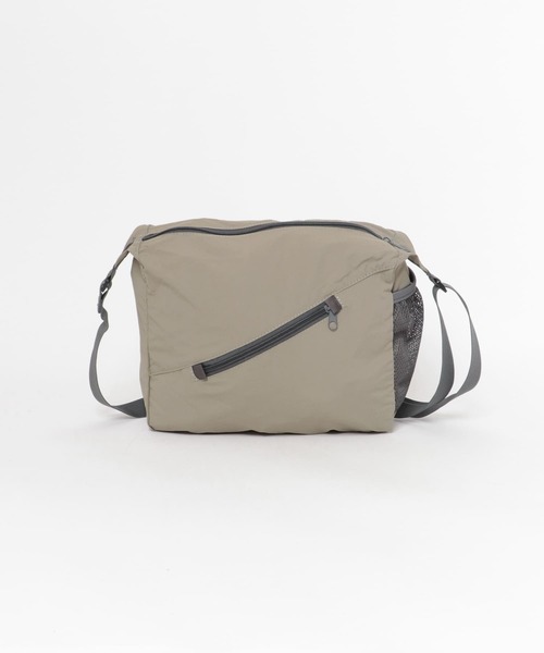 URBAN RESEARCH DOORS（アーバンリサーチドアーズ）の「Micro Ripstop Shoulder（ショルダーバッグ・メンズ・ベージュ/ライトカーキ/ブラック・-）」の2枚目の写真