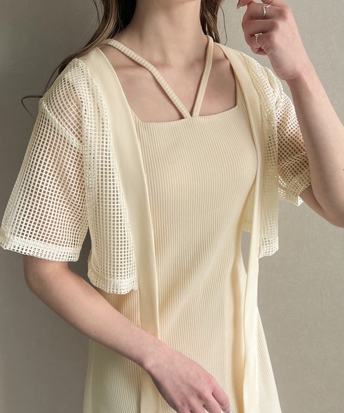 JUNOAH（ジュノア）の「【取り外し可能カップ付き】スクエアネック紐キャミワンピース+メッシュカーディガン（ワンピース・レディース・ブラック/グレイッシュベージュ/アイボリー・MEDIUM/LARGE/X-LARGE）」の2枚目の写真