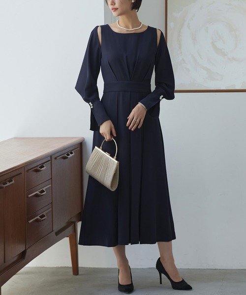 RUIRUE BOUTIQUE(ルイルエブティック)の「ショルダー&スリーブスリットパールタックワンピース 美脚効果(ドレス・レディース・ブルー/ブラック/ネイビー・3L/L/S/LL/M)」の4枚目の写真