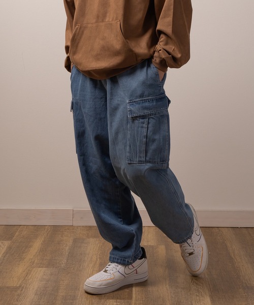 SlashDate（スラッシュデイト）の「【0】ワイドシルエットデニムイージーカーゴパンツ/ワイドテーパード/ケミカルウォッシュ（カーゴパンツ・メンズ・ケミカルウォッシュ/ブラック系その他/ワンウォッシュ/ライトインディゴブルー/ブラック・M/L/XL）」の6枚目の写真