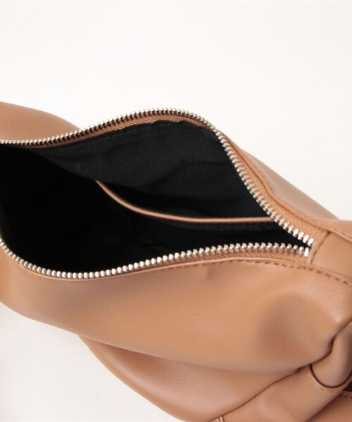 florist（フローリスト）の「【2WAY/3WAY】レザータッチベルトハンドルバッグ/ワンショルダーバッグ（ボストンバッグ・レディース・ライトブラウン/ブラック/オフホワイト・FREE）」の16枚目の写真