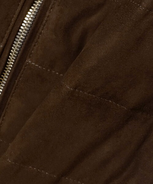 EMMETI（エンメティ）の「EMMETI / スエード ダウンベスト（ベスト・メンズ・ダークブラウン/ネイビー・44/46/48/50/54/52）」の22枚目の写真