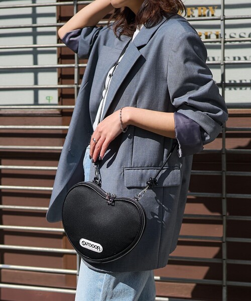 PUBLUX（パブリュクス）の「OUTDOOR PRODUCTS × PUBLUX/アウトドアプロダクツ 別注ダンボールハートバッグ　限定展開（ショルダーバッグ・レディース・オフホワイト/ブラック・ONE SIZE）」の3枚目の写真