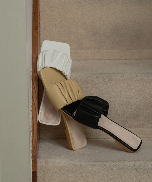 lawgy（ラウジー）の「fluffy gather flat sandal / フラッフィーギャザーフラットサンダル（サンダル・レディース・イエロー系その他/ブラック/ホワイト・SMALL/MEDIUM/LARGE）」の2枚目の写真