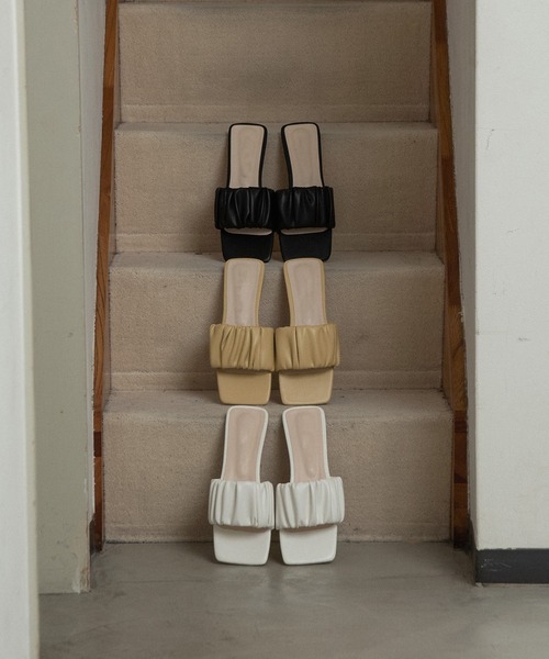 lawgy（ラウジー）の「fluffy gather flat sandal / フラッフィーギャザーフラットサンダル（サンダル・レディース・イエロー系その他/ブラック/ホワイト・SMALL/MEDIUM/LARGE）」の4枚目の写真