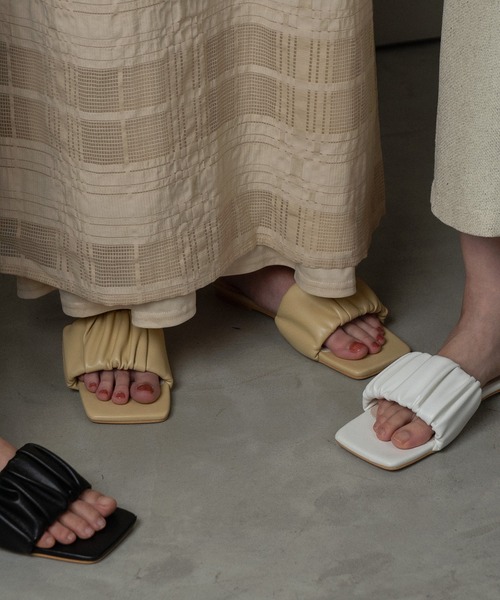 lawgy（ラウジー）の「fluffy gather flat sandal / フラッフィーギャザーフラットサンダル（サンダル・レディース・イエロー系その他/ブラック/ホワイト・SMALL/MEDIUM/LARGE）」の5枚目の写真