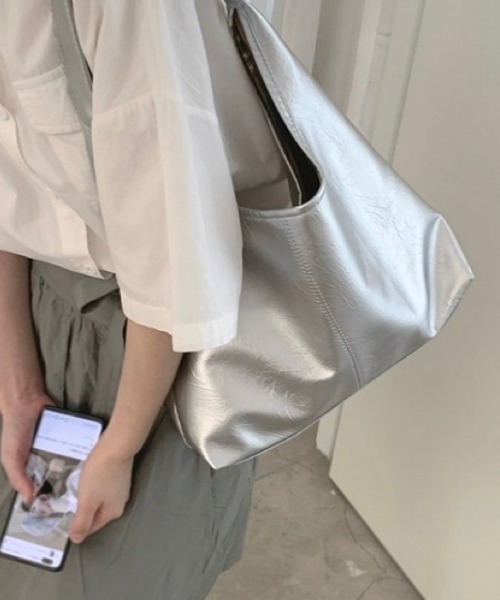LADY LIKE(レディライク)の「メタリックワンハンドルショルダーバッグ(ショルダーバッグ・レディース・ブラック/シルバー・F)」の5枚目の写真
