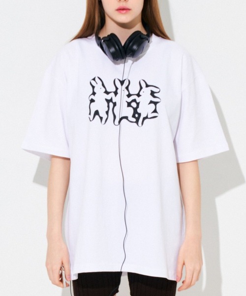 SLOWACID(スローアシッド)の「【UNISEX】SLOW ACID/3 RABBIT T 2118247(Tシャツ/カットソー・レディース・ブラック/ホワイト・SMALL/MEDIUM/LARGE)」の2枚目の写真