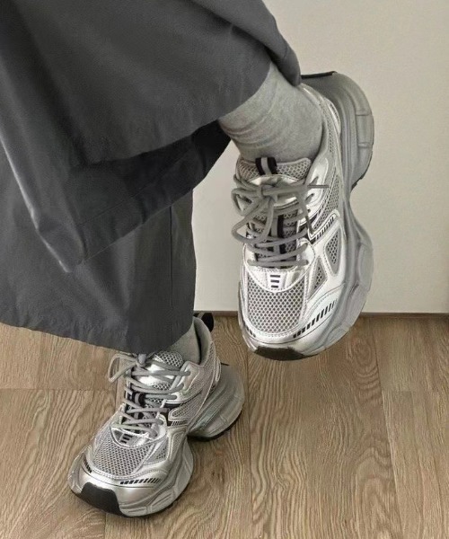 Vipoa(ヴィポア)の「volume dad sneakers(スニーカー・レディース・シルバー・LARGE/MEDIUM/SMALL)」の1枚目の写真