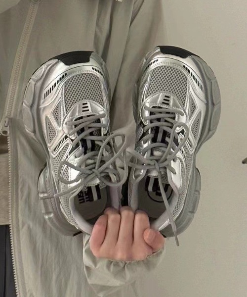 Vipoa(ヴィポア)の「volume dad sneakers(スニーカー・レディース・シルバー・LARGE/MEDIUM/SMALL)」の3枚目の写真