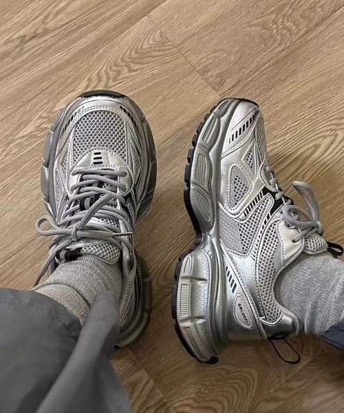 Vipoa(ヴィポア)の「volume dad sneakers(スニーカー・レディース・シルバー・LARGE/MEDIUM/SMALL)」の4枚目の写真
