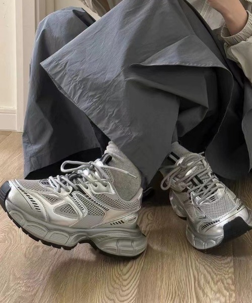 Vipoa(ヴィポア)の「volume dad sneakers(スニーカー・レディース・シルバー・LARGE/MEDIUM/SMALL)」の2枚目の写真