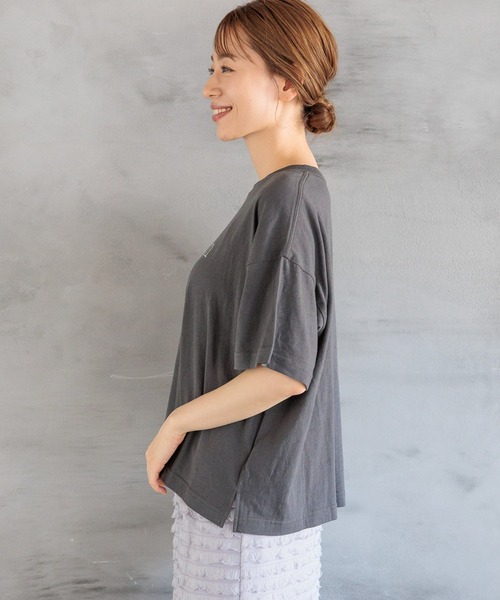 LAKOLE(ラコレ)の「シンプルロゴT / 136058(Tシャツ/カットソー・レディース・ベージュ/オフホワイト/チャコール・MEDIUM/SMALL)」の6枚目の写真