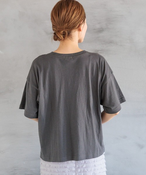 LAKOLE(ラコレ)の「シンプルロゴT / 136058(Tシャツ/カットソー・レディース・ベージュ/オフホワイト/チャコール・MEDIUM/SMALL)」の5枚目の写真