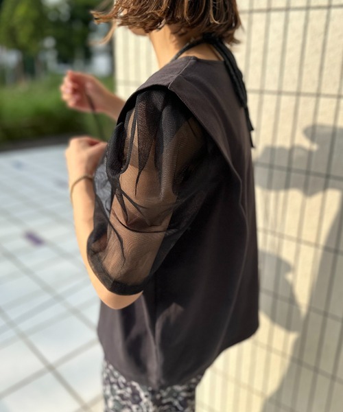 mi via loca(ミヴィアロカ)の「配色チュールボリュームスリーブ タックデザイントップス(Tシャツ/カットソー・レディース・オフホワイト/オレンジ/スミクロ/ブラウン・FREE)」の1枚目の写真