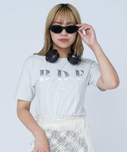 CIAOPANIC(チャオパニック)の「【WEB限定】BDFフラワーロゴショートTee(Tシャツ/カットソー・レディース・カーキ/ブラック/アイボリー/サックスブルー/グレー/オフホワイト/ローズ/ベージュ/ネイビー/グリーン/レッド/ピンク・ONE SIZE)」の6枚目の写真