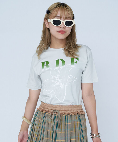 CIAOPANIC(チャオパニック)の「【WEB限定】BDFフラワーロゴショートTee(Tシャツ/カットソー・レディース・カーキ/ブラック/アイボリー/サックスブルー/グレー/オフホワイト/ローズ/ベージュ/ネイビー/グリーン/レッド/ピンク・ONE SIZE)」の8枚目の写真