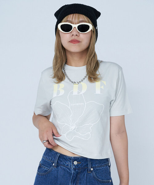 CIAOPANIC(チャオパニック)の「【WEB限定】BDFフラワーロゴショートTee(Tシャツ/カットソー・レディース・カーキ/ブラック/アイボリー/サックスブルー/グレー/オフホワイト/ローズ/ベージュ/ネイビー/グリーン/レッド/ピンク・ONE SIZE)」の9枚目の写真